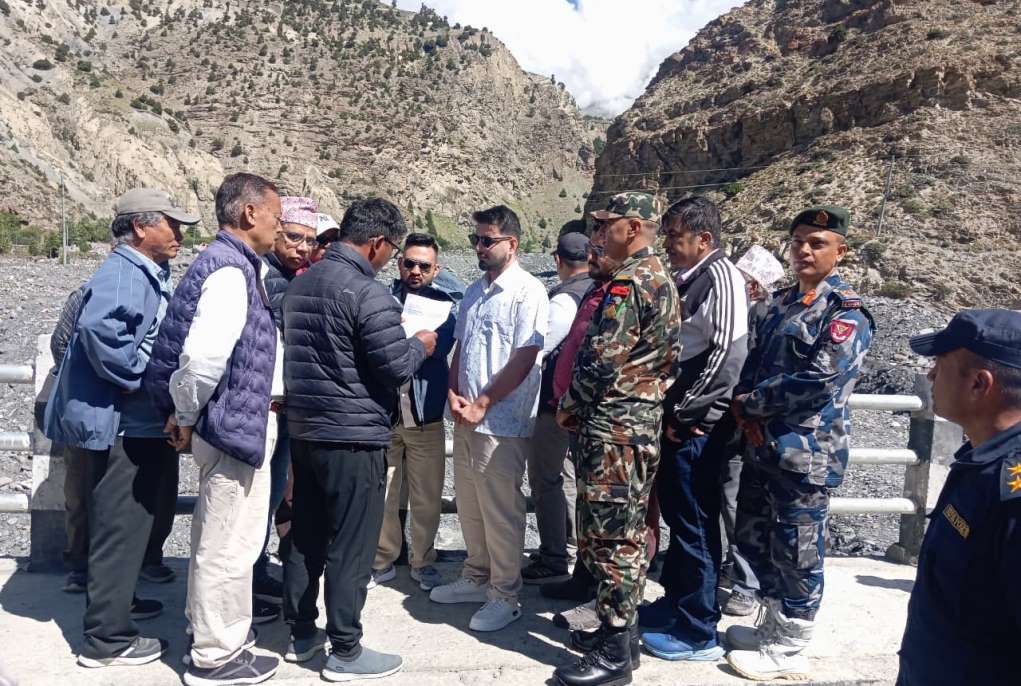 कोरला सडक निरीक्षणका लागि पूर्वाधारमन्त्री लम्साल मुस्ताङमा