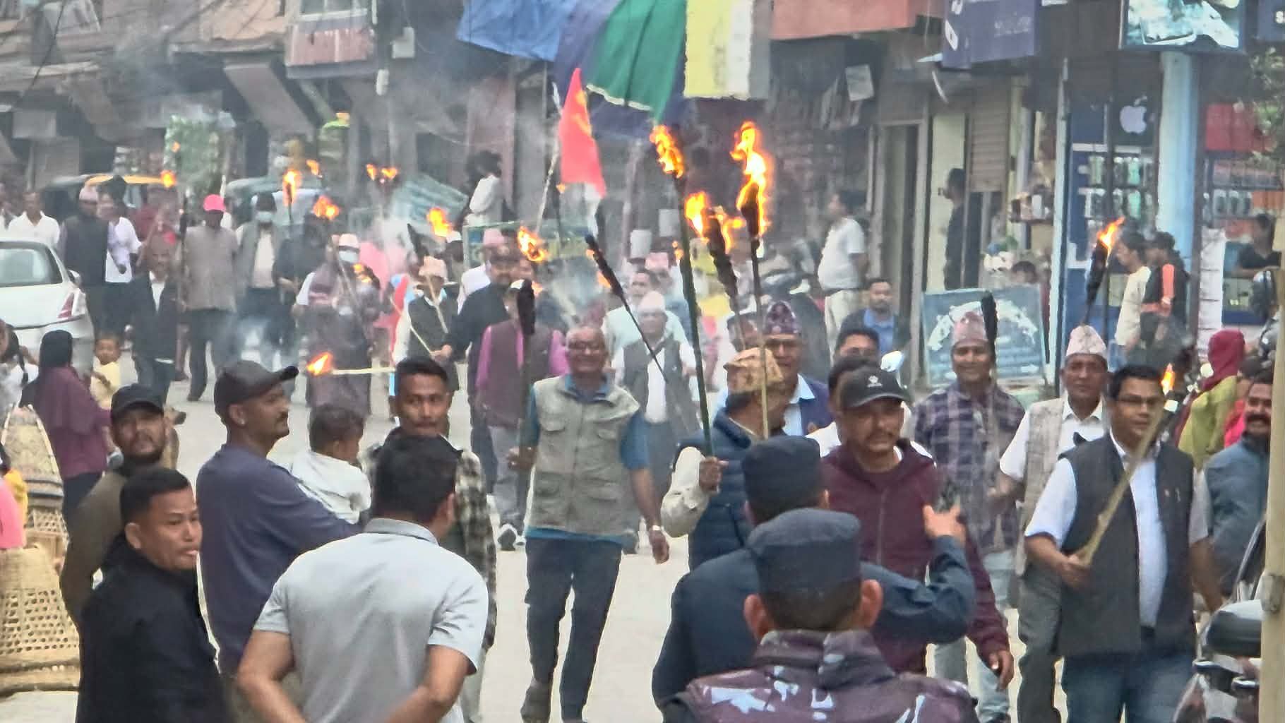 सुर्खेतमा एमालेकाे राँके जुलुसमा प्रहरीकाे लाठी चार्ज