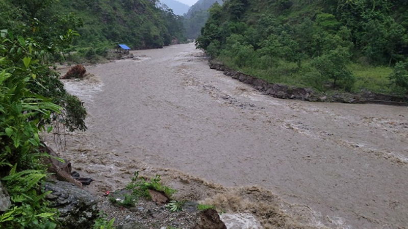 तमोर नदीले बगाएर ३ युवक बेपत्ता