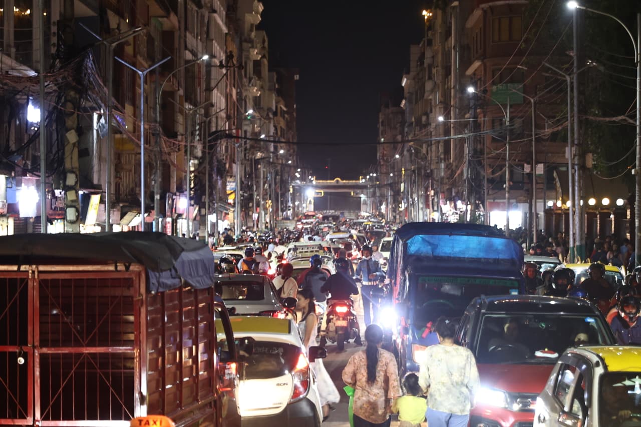 Traffic-jam-at-Saturday_NPL-(13)-1758375670.jpeg