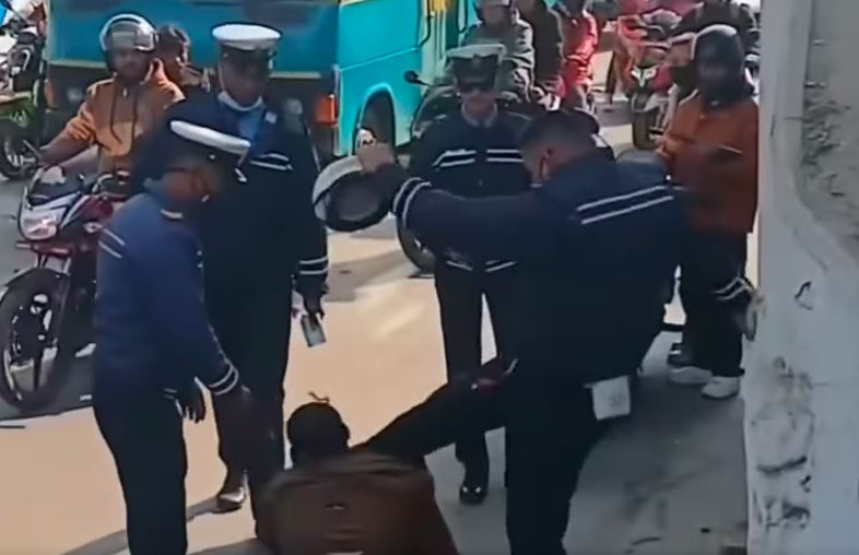 ट्राफिकले निर्घात कुटेको भिडियो भाइरल, के भन्छन् प्रहरी प्रवक्ता ? 