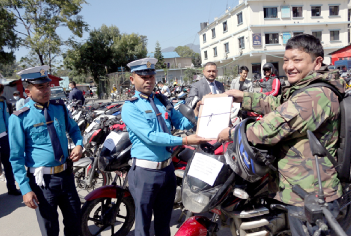 ट्राफिकले चोरीका १५ मोटरसाइकल धनीलाई बुझायो 