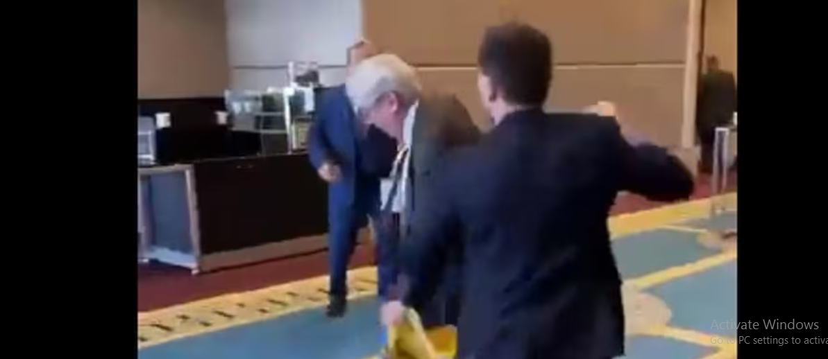 टर्कीमा युक्रेनी सांसदले रुसी प्रतिनिधिलाई मुक्का हाने (भिडियो) 