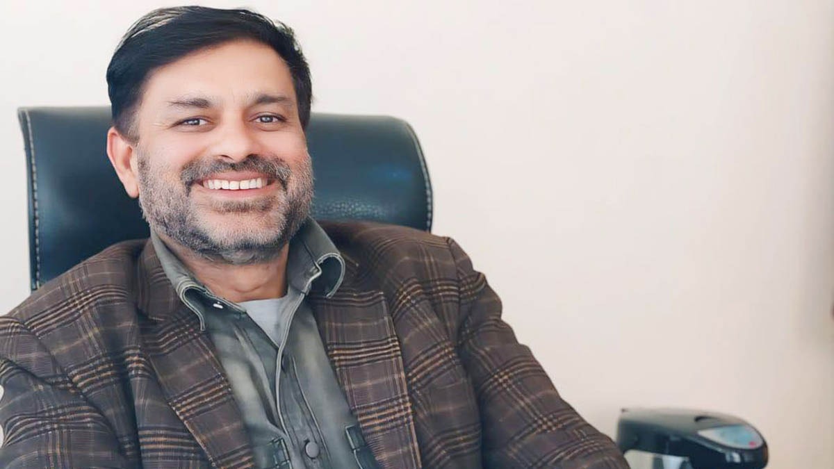 मन्त्रीदेखि प्रधानमन्त्रीसम्मलाई ललकारिरहेछन् सहसचिव दहाल, सरकार किन चुप ?