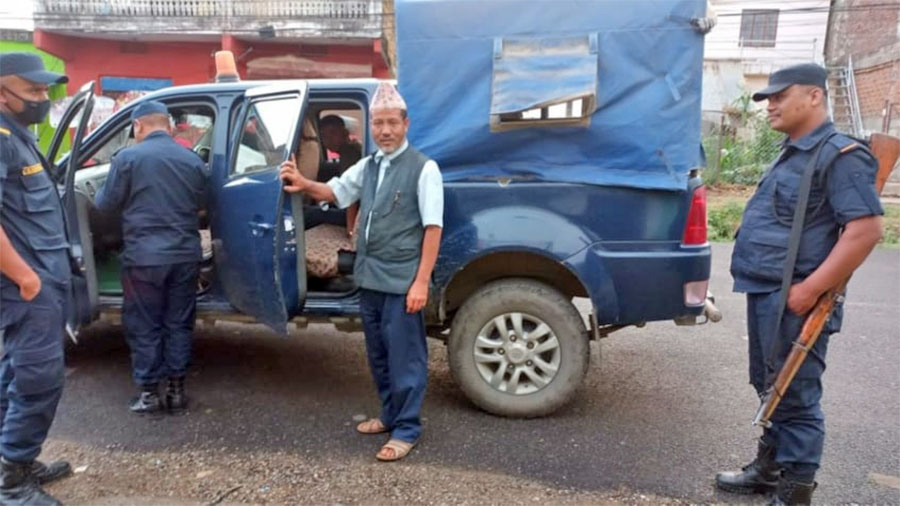 प्रचण्डलाई जुत्ता हान्छु भनेर फेसबुकमा लेख्ने पत्रकार पक्राउ