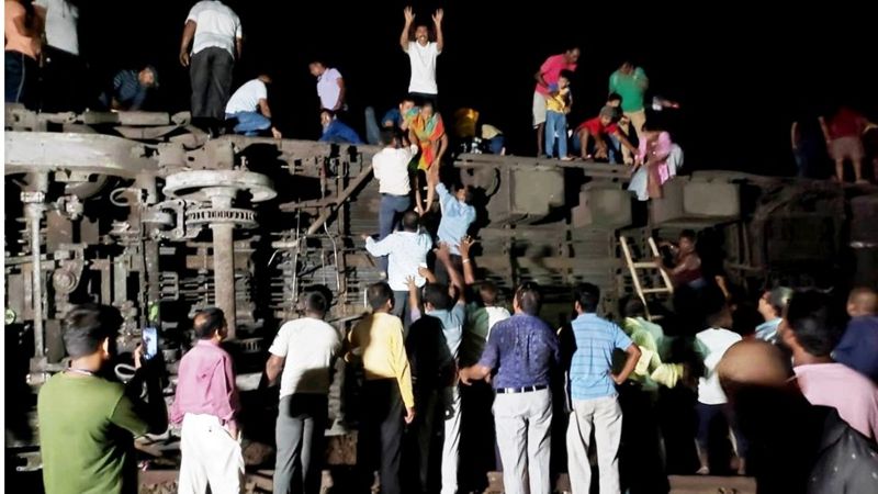 भारतमा ट्रेन दुर्घटना- ५० जनाकाे मृत्यु, सयाैं घाइते