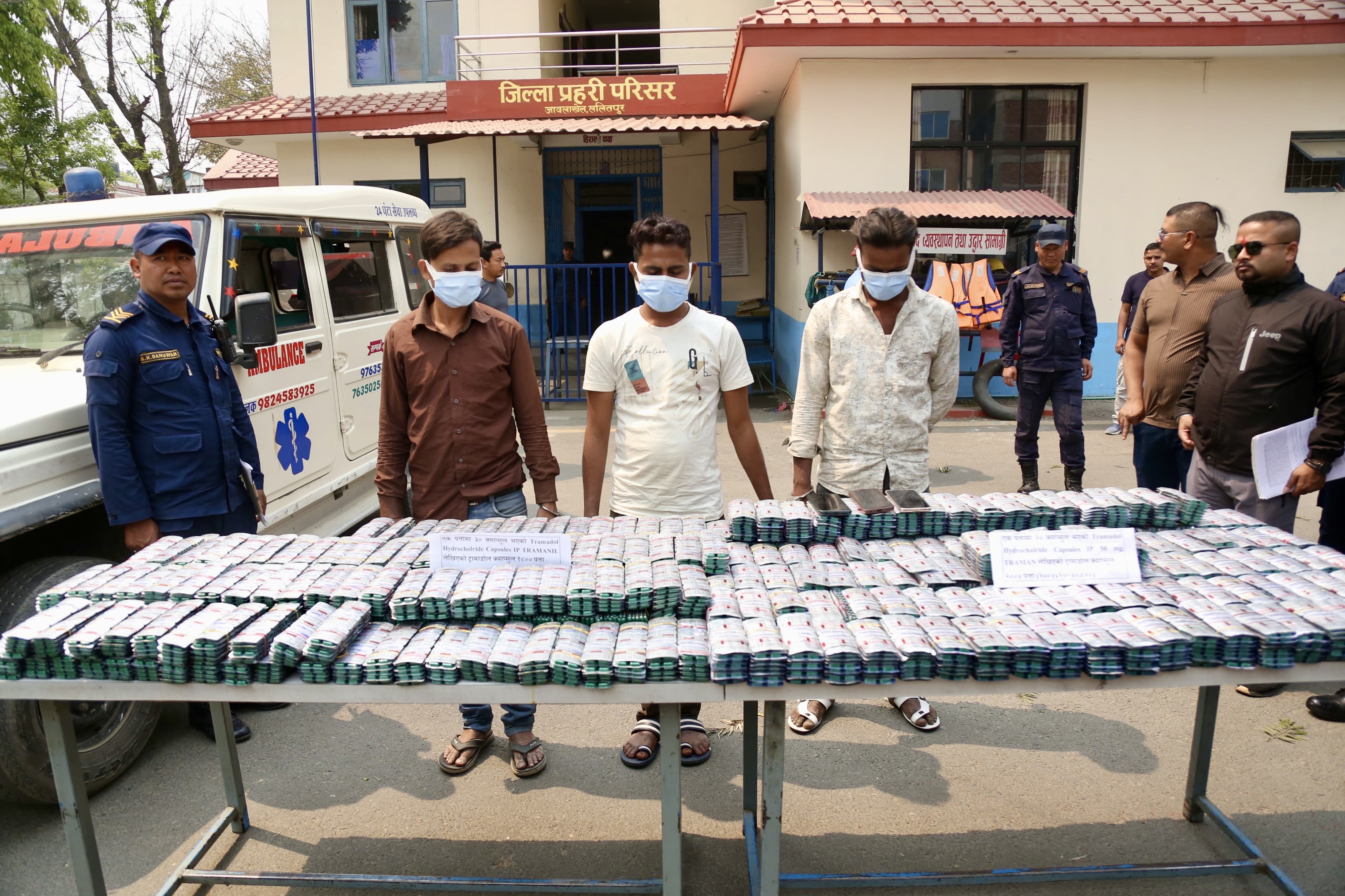 एम्बुलेन्समा काठमाडौंमा ड्रग्स सप्लाइ गर्ने चार भारतीय पक्राउ