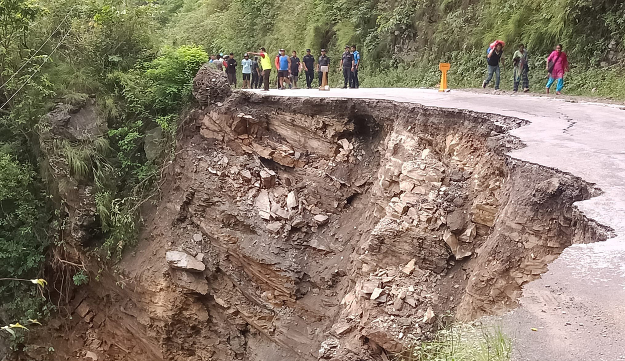 आँबुखैरेनी–मुग्लिन खण्डमा ठूला सवारी चलाउन राेक, साना पनि एकतर्फी मात्रै