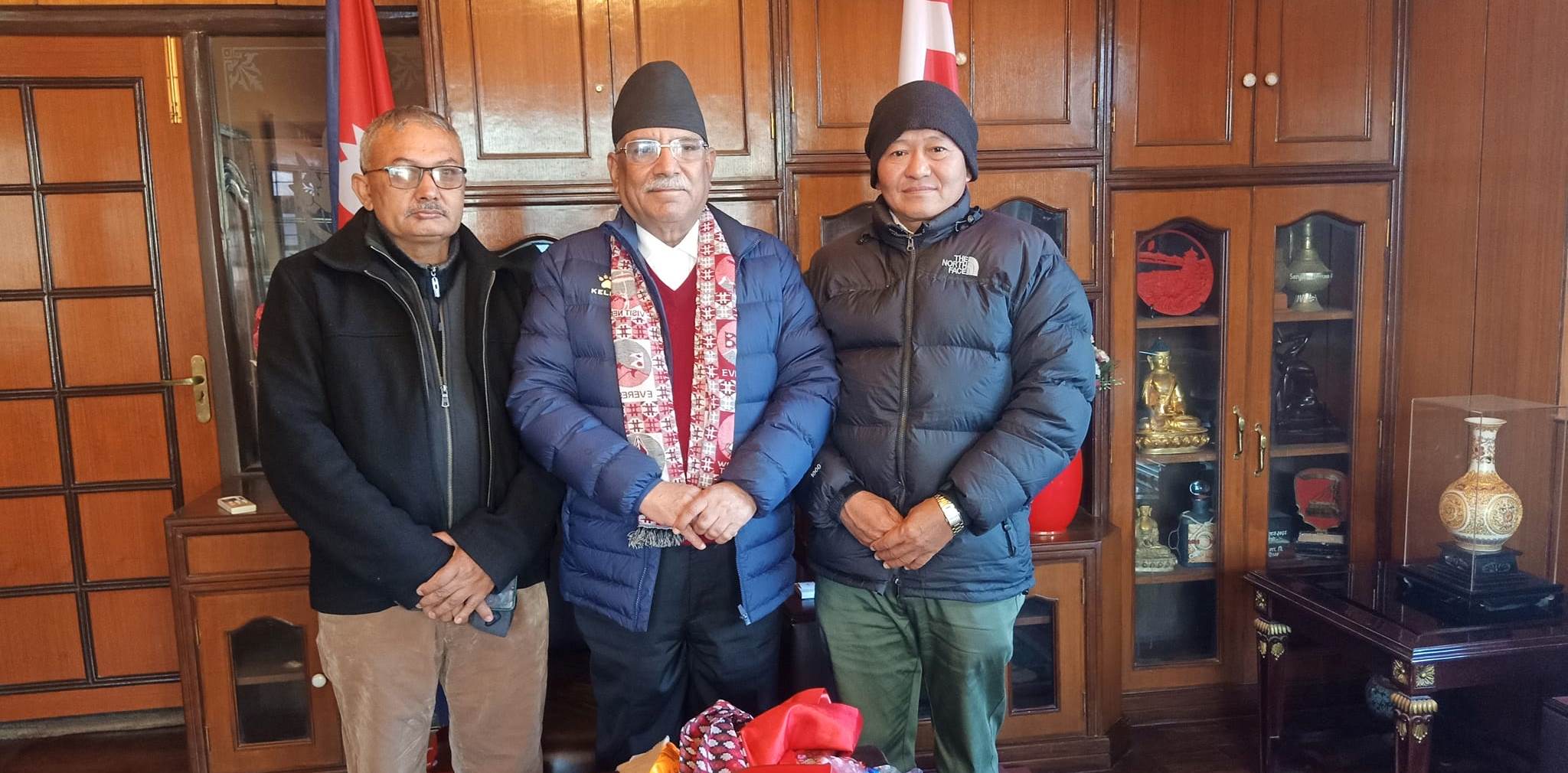समानुपातिक सांसद हुन नपाएपछि अजम्बरले प्रचण्डलाई भने- तपाईंले मलाई बधाई दिन पाउनुभएन