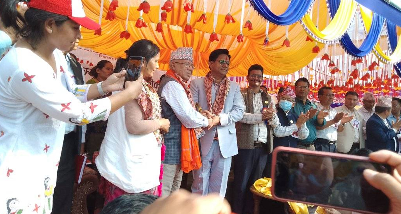 एमालेबाट चुनाव जितेका बेतकोट नगरपालिकाका मेयर एकीकृत समाजवादीमा, माधव नेपालले गरे स्वागत