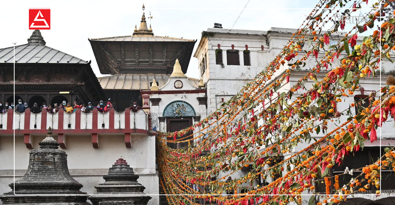 बालाचतुर्दशीको पूर्वसन्ध्यामा पशुपतिमा दिवंगत पितृका नाममा दीप बाल्नेहरूको घुइँचो (फोटोफिचर)