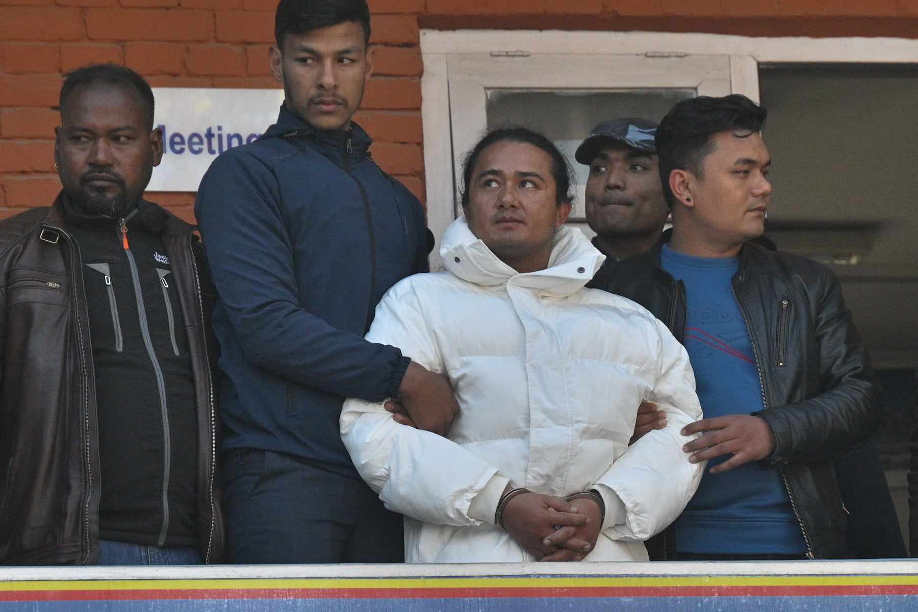 बम्जनसँगै प्रहरीले फेला पार्‍यो १८ देशका ३ करोडभन्दा बढी रकम, ५ करोडको गाडी किन्दै थिए (तस्वीरहरू)