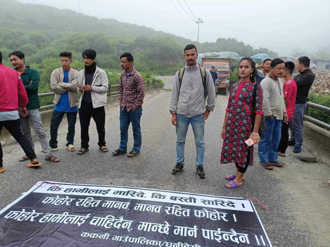 बञ्चरेडाँडामा फोहोर बोकेर गएका गाडीलाई स्थानीयले रोके, जनप्रतिनिधि नै आन्दोलनमा