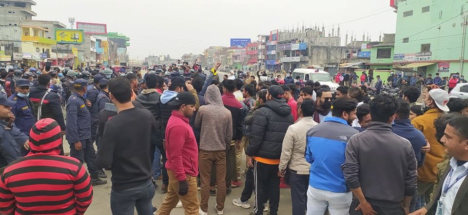 धनगढीमा बन्दकर्ता र बन्द खुलाउने आमनेसामने