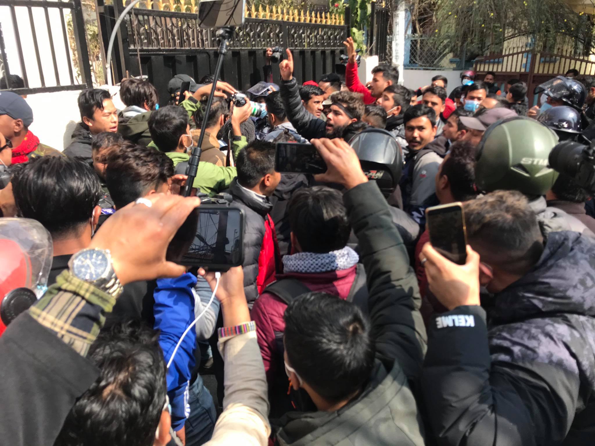 प्रचण्ड–नेपाल समूहका कार्यकर्ता र प्रहरीबीच झडप, प्रहरी निरीक्षक दिनेश गौतम घाइते 