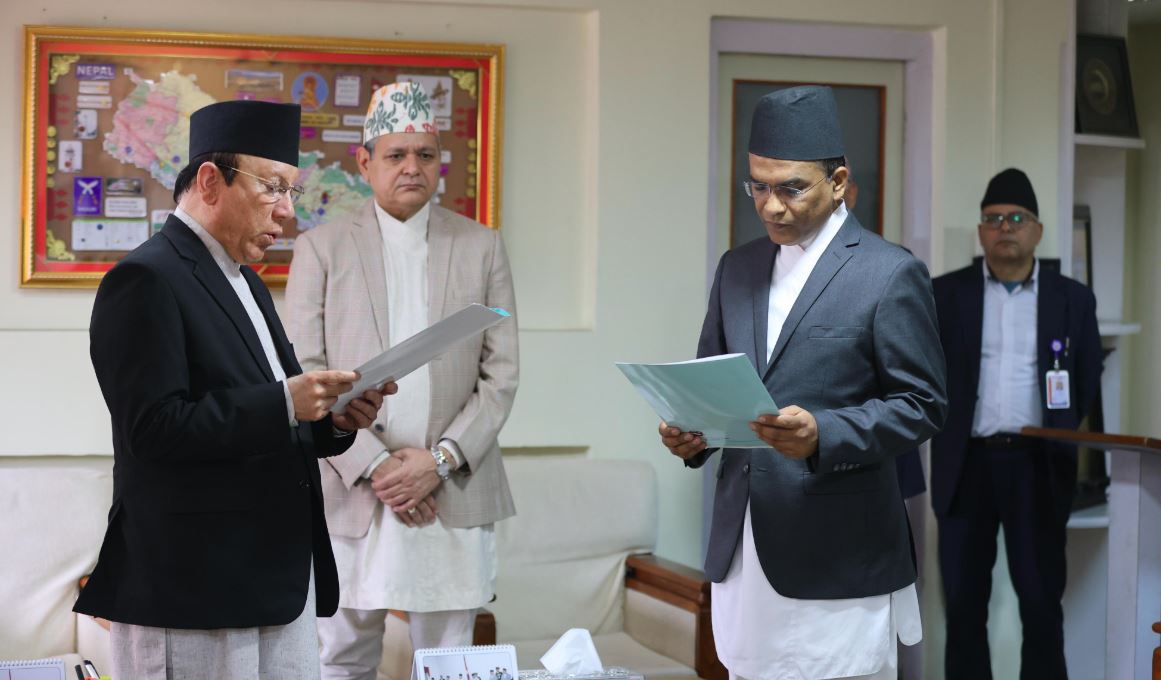 नवनियुक्त गभर्नर पौडेलले लिए शपथ