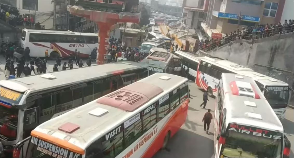 गाडी चालकले बीच सडकमै गाडी तेर्स्याएपछि...