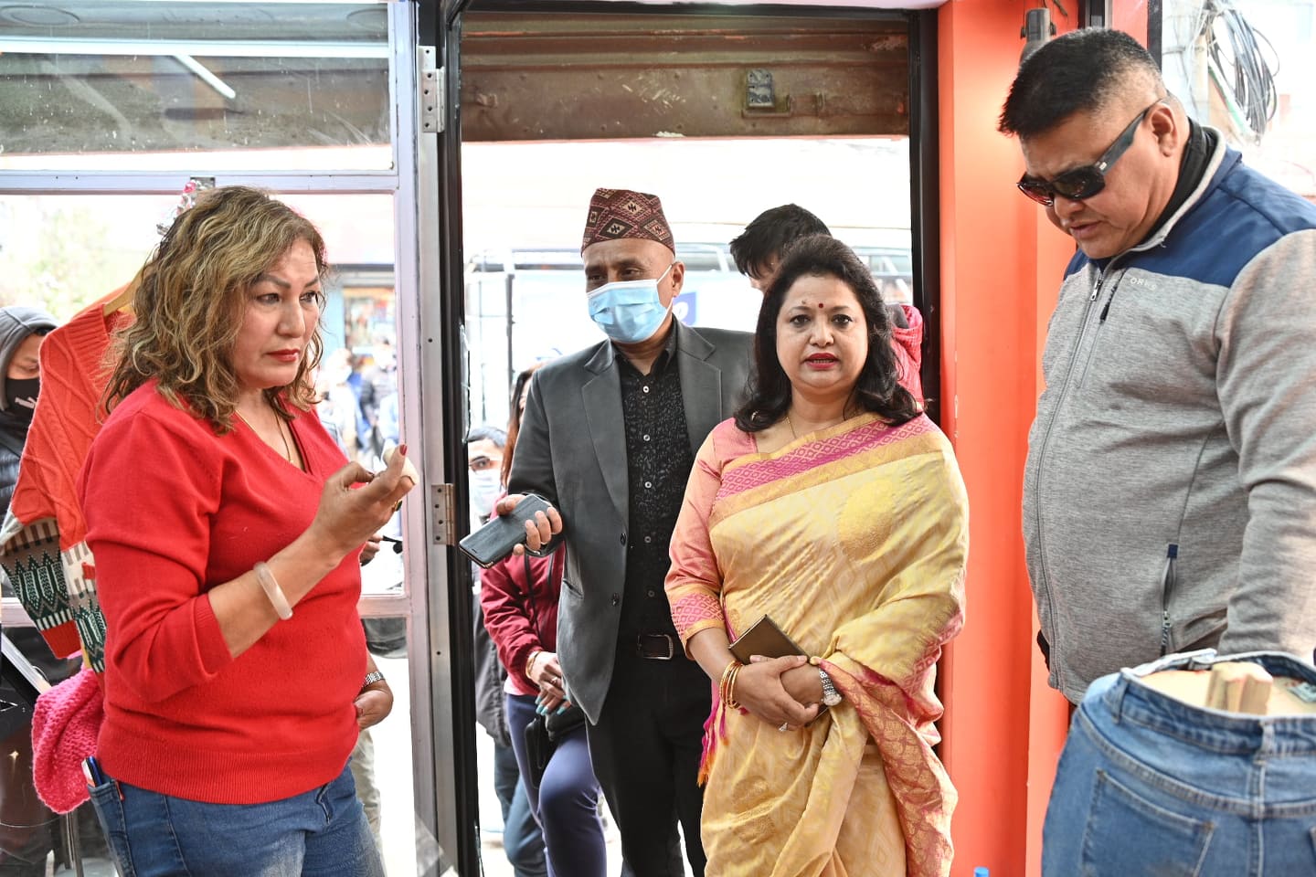 प्रदर्शनकारीले तोडफोड गरेको बुटिकमा पुगे उपमेयर, प्रजिअ र प्रहरी प्रमुख, प्रहरीलाई जोगाएकोमा दिए धन्यवाद 