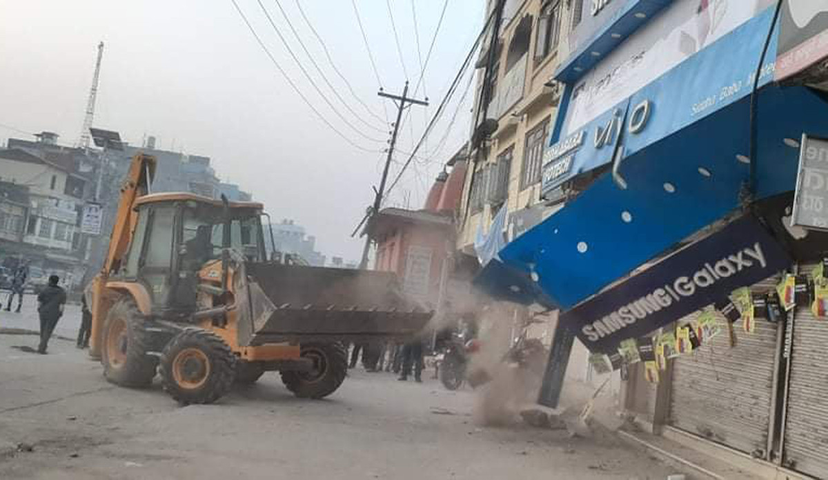 बुटबलमा सडक किनारामा रहेका घरमा बिहानै डोजर चलाइयो