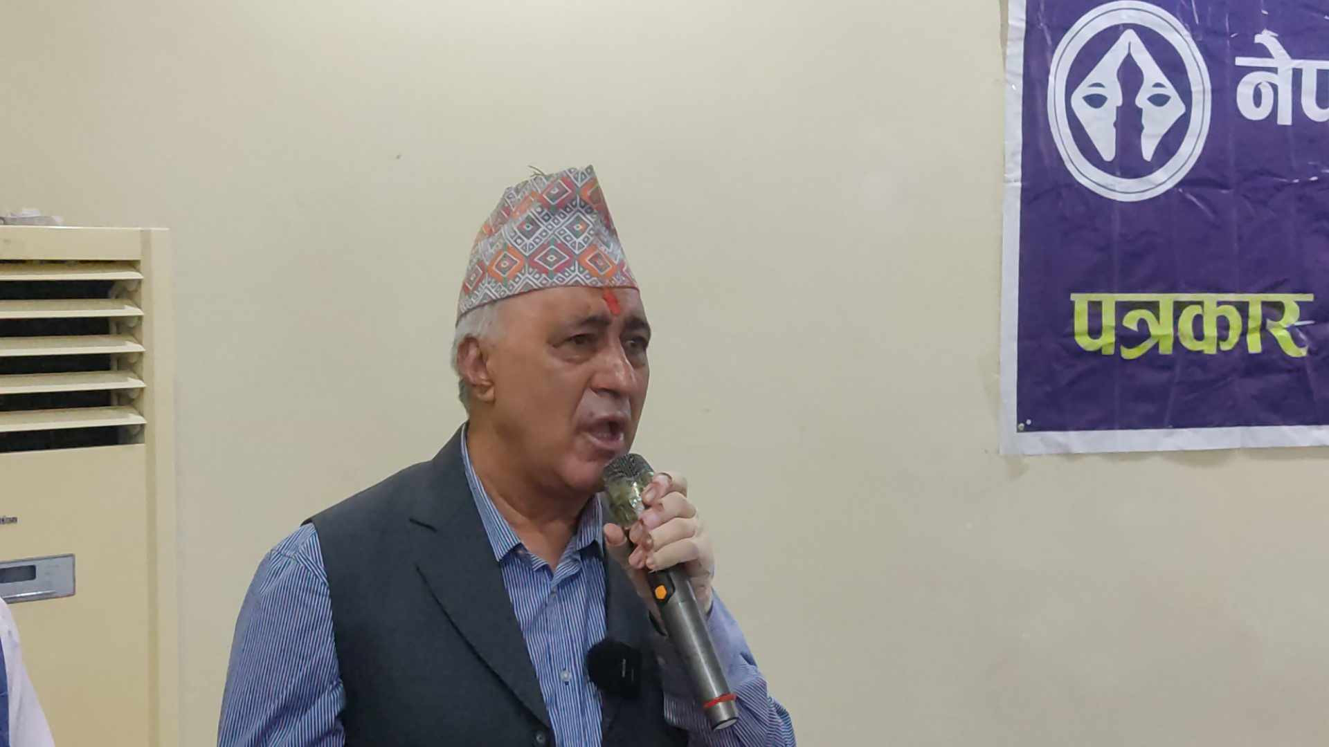 २० वर्ष आशा नगर्नु भनेका ओलीलाई चन्द्र भण्डारीको प्रश्न- देशको अवस्था यस्तै बनाउने हो ?