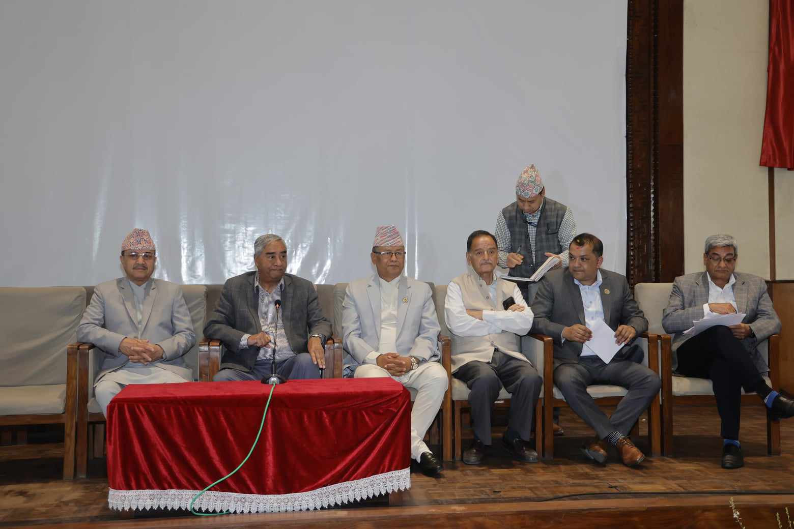 प्रधानमन्त्री प्रचण्डलाई विश्वासको मत नदिन कांग्रेसको ह्वीप 