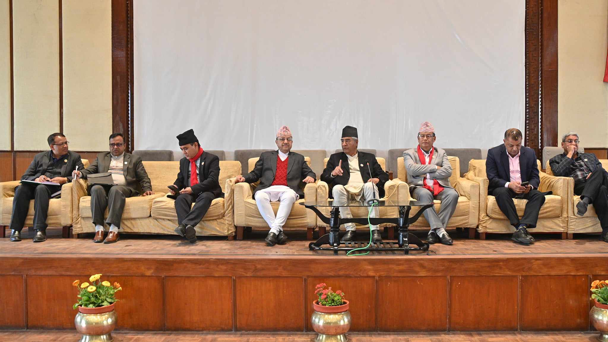 गृहमन्त्री लामिछानेमाथि संसदीय  छानबिनकाे मागबाट पछाडि नहट्‍ने कांग्रेसकाे अडान
