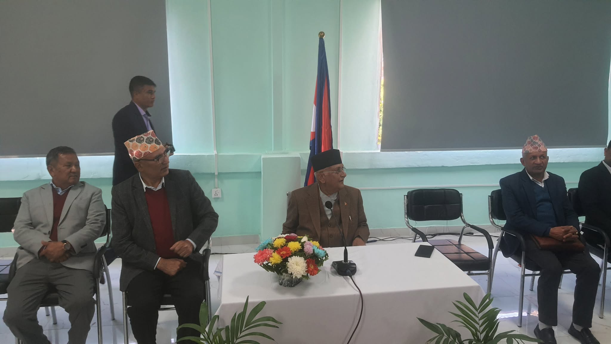एमालेका निवर्तमान सांसदहरू दलको बैठक सुरु, ओली बोल्दै
