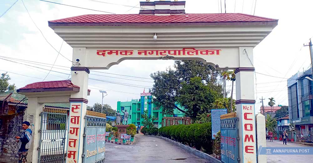ओलीको गृहनगरमा गठबन्धनका उम्मेदवार बिरामी, गाउँ गएकी एमाले उम्मेदवारमाथि दुर्व्यवहार
