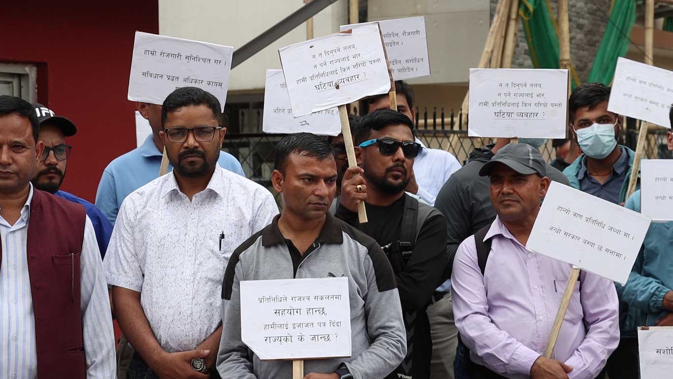 भन्सार विभागमा दुई दिनदेखि धर्नामा छन् भन्सार एजेन्टहरू