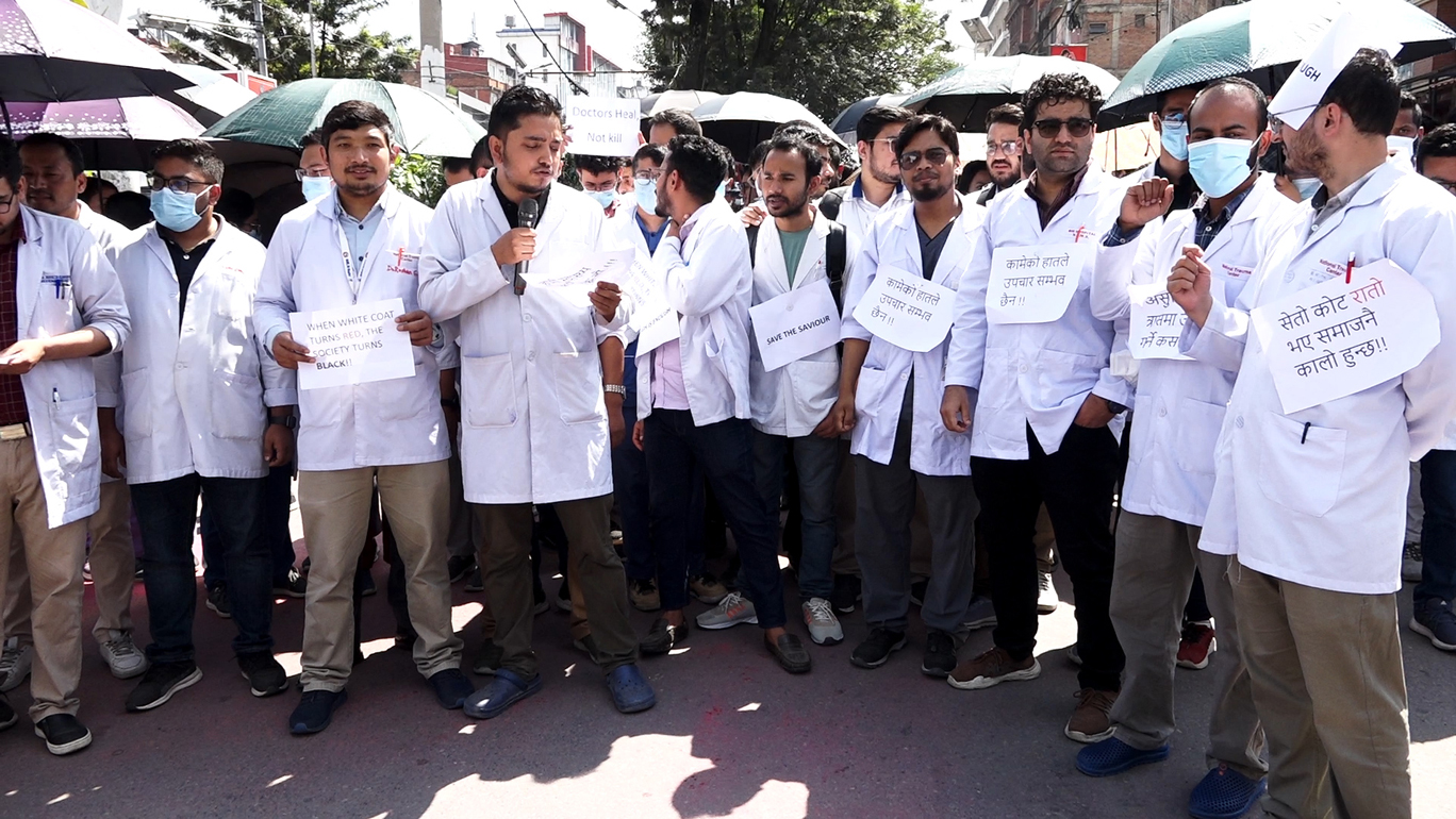सरकारलाई चिकित्सकहरूको चेतावनी- दोषीमाथि कारबाही नभएसम्म आन्दोलन रोक्दैनौँ