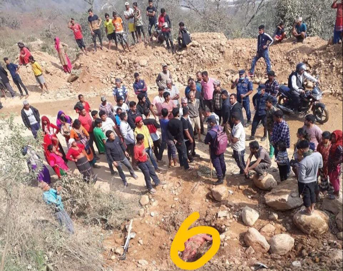 धादिङमा डोजरको ठक्करबाट महिलाको मृत्यु, स्थानीयले गरे डोजरमा आगजनी