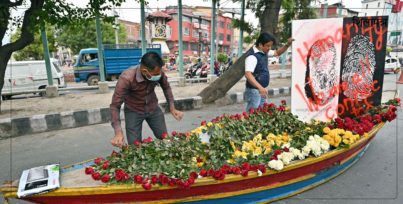 म्यानमारमा लोकतन्त्र पुनःबहालीको माग गर्दै माइतीघर पुग्यो डुंगा (फोटोफिचर)