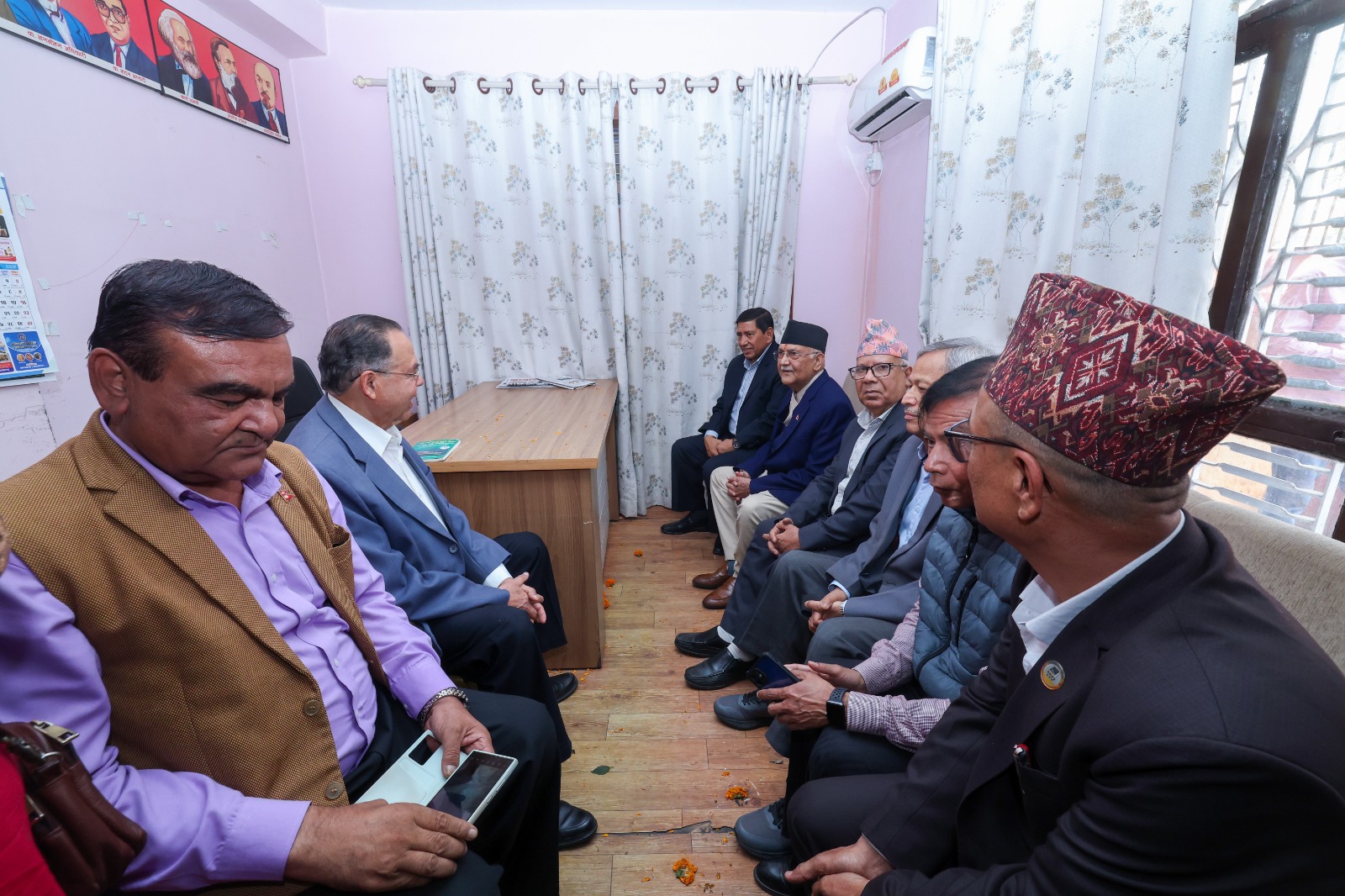 पहिलोपटक नेकपा एसको कार्यालयमा पुगे ओली 