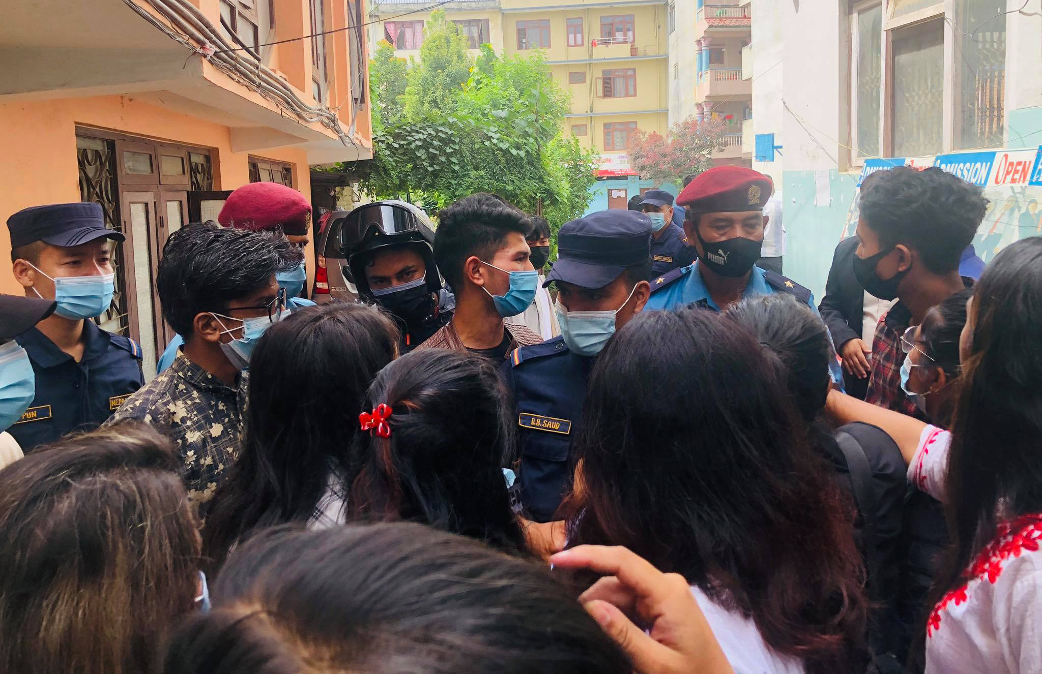 तातोपानी माग्दा निरीक्षकले परीक्षार्थीलाई हलबाहिर निकालेपछि... (भिडियो)