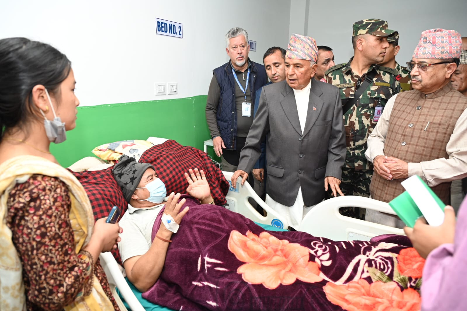 राष्ट्रपति पौडेलले जाजरकोट अस्पताल पुगेर घाइतेहरूलाई भेटे
