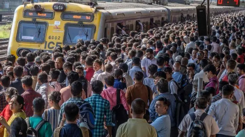 भारतमा गुडिरहेको रेलबाट दश यात्रु खसे