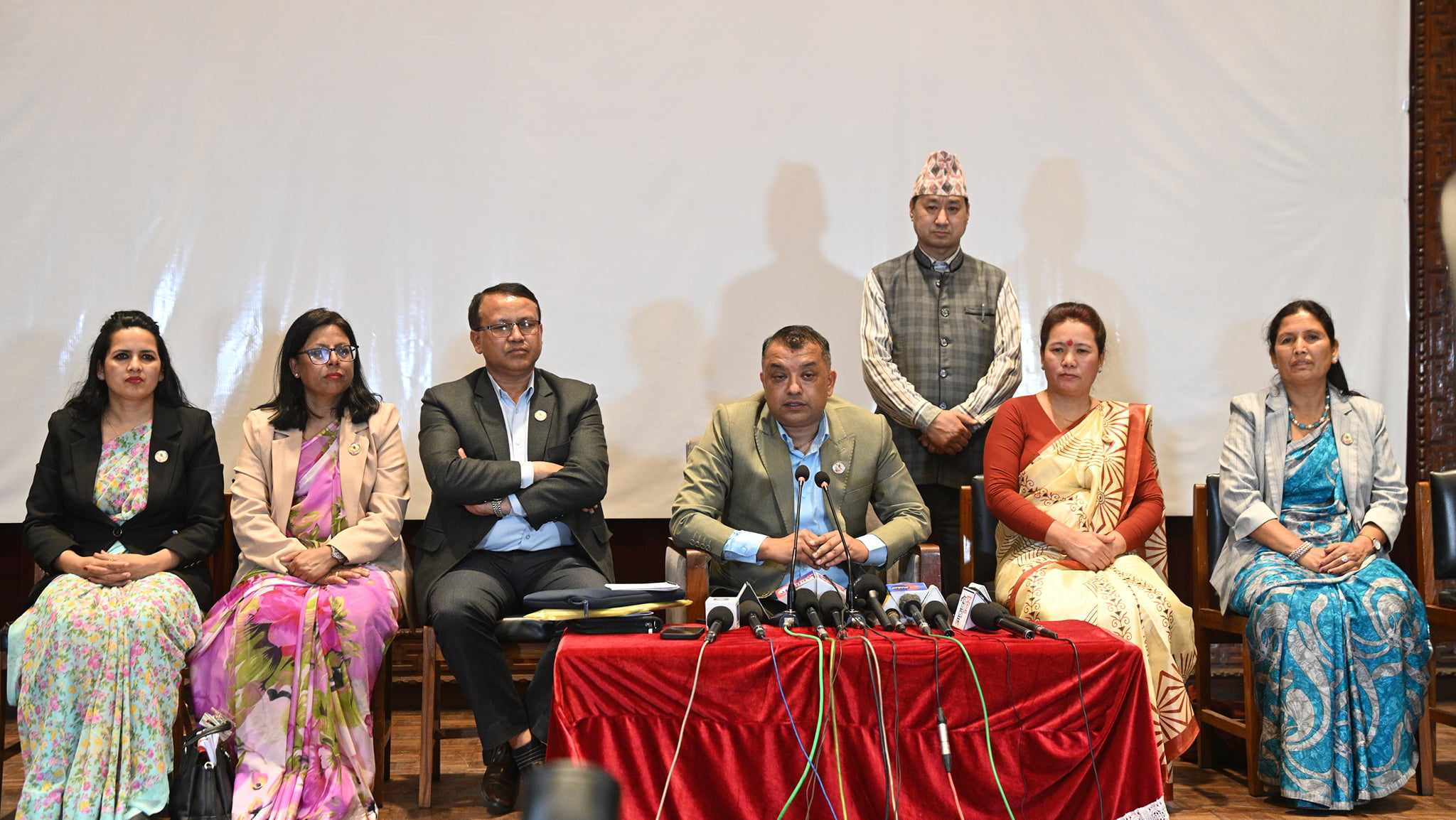 संसदमा भएको धकेलाधकेलमा प्रधानमन्त्रीले जवाफ दिनुपर्ने कांग्रेसको माग
