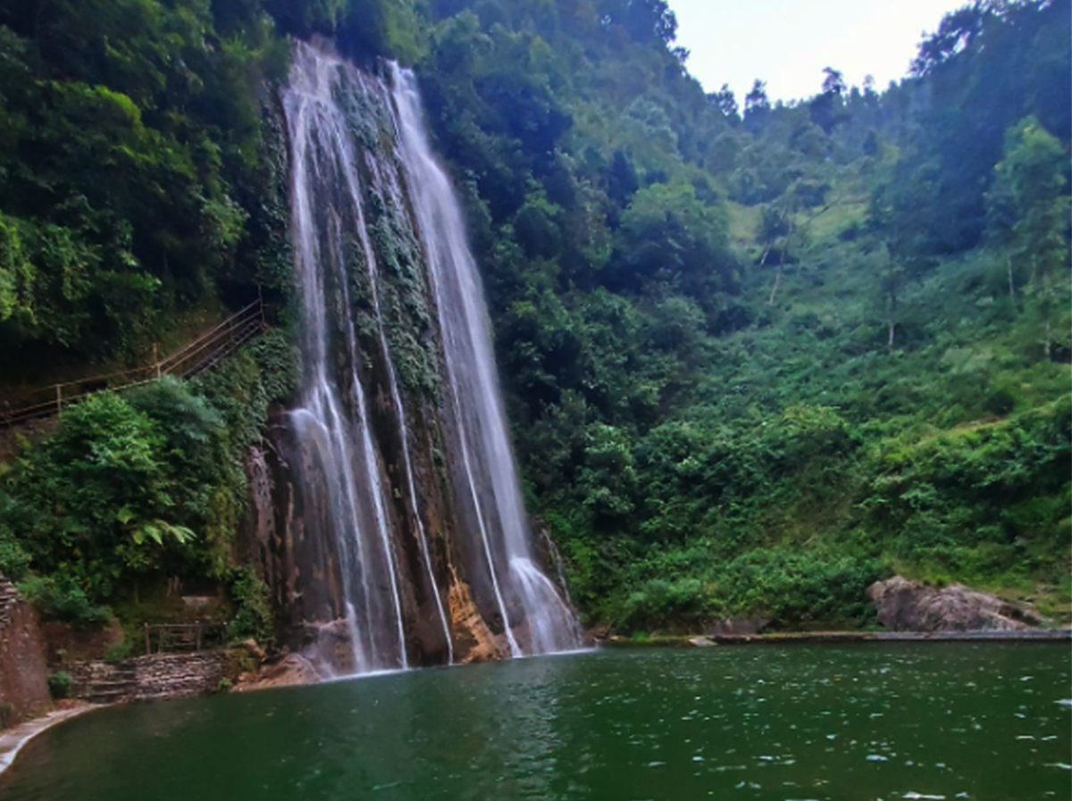 पर्यटक तान्दै गाईघाट झरना, साउन यता मात्रै १२ हजार पर्यटक पुगे