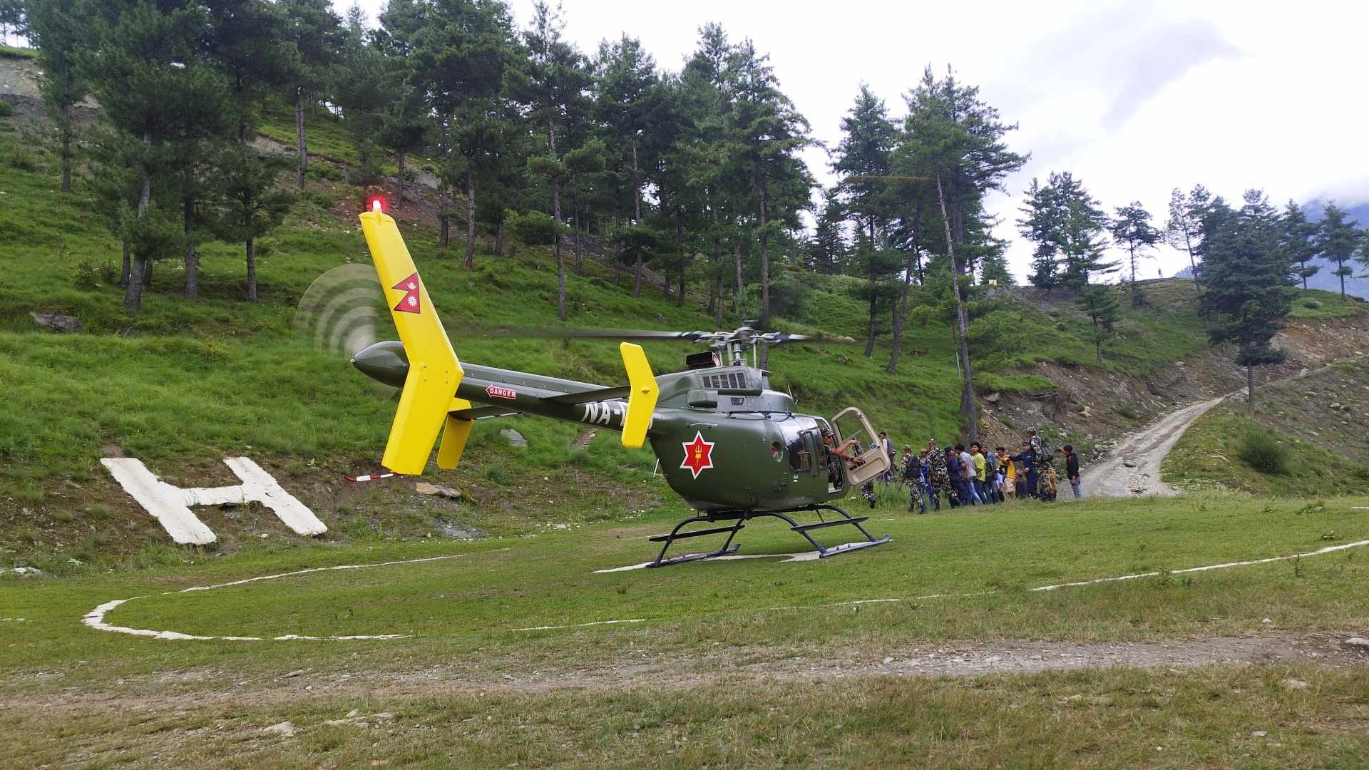 मुगुमा भएको जिप दुर्घटनाका घाइतेलाई थप उपचारका लागि हेलिकोप्टरबाट नेपालगञ्ज लगियो