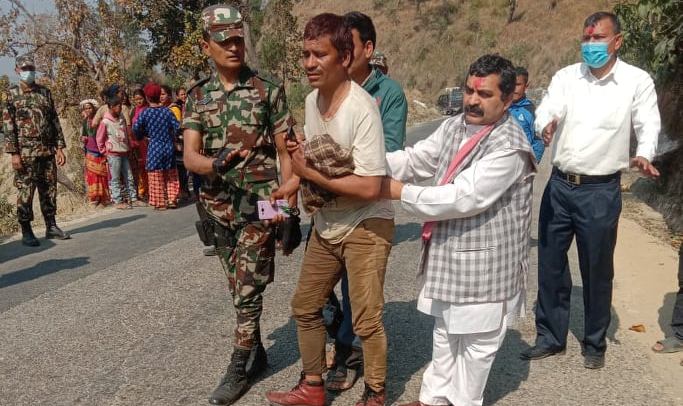 कर्णाली आएका प्रदेश २ का प्रदेश प्रमुखले सडक दुर्घटनामा घाइते भएकाको उद्धार गरे