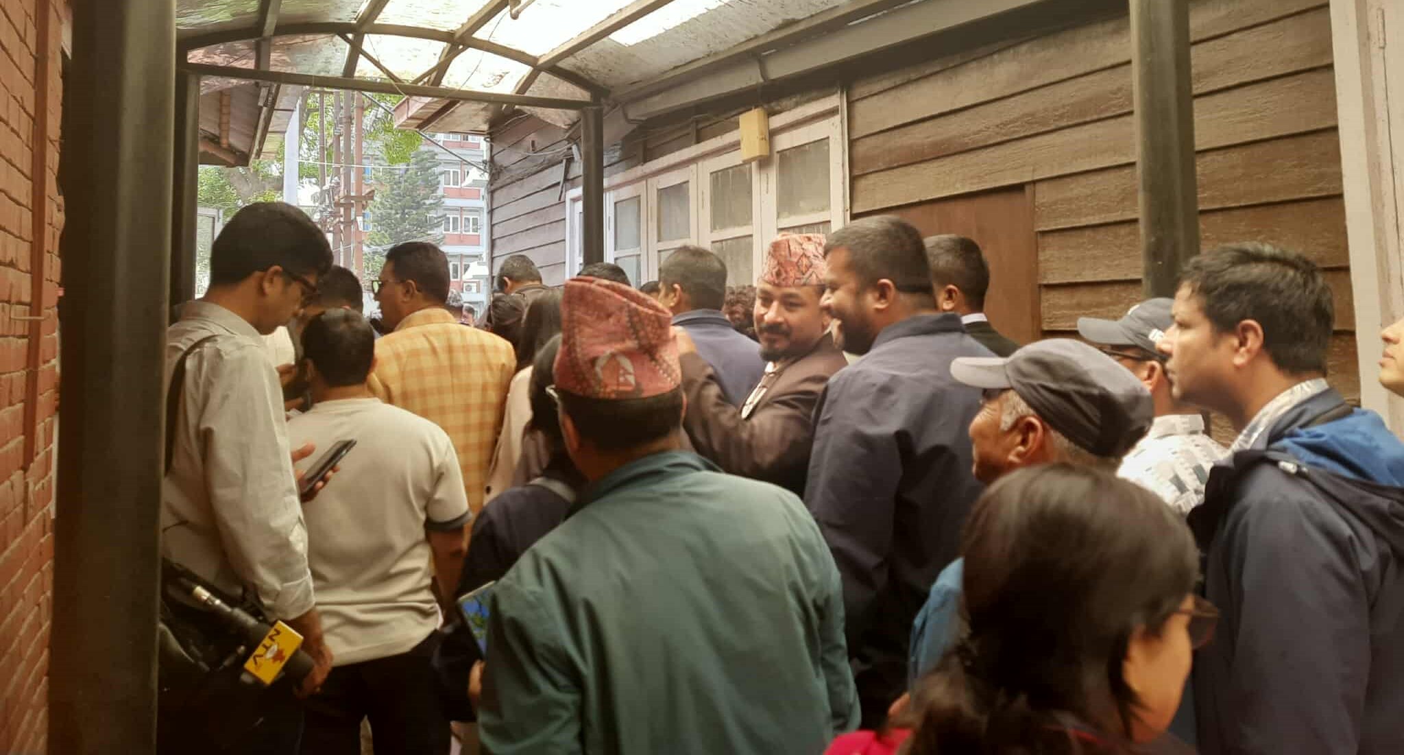 ११ बुँदे माग राख्दै कर्मचारीहरूले घेरे राज्यव्यवस्था समितिको कार्यालय