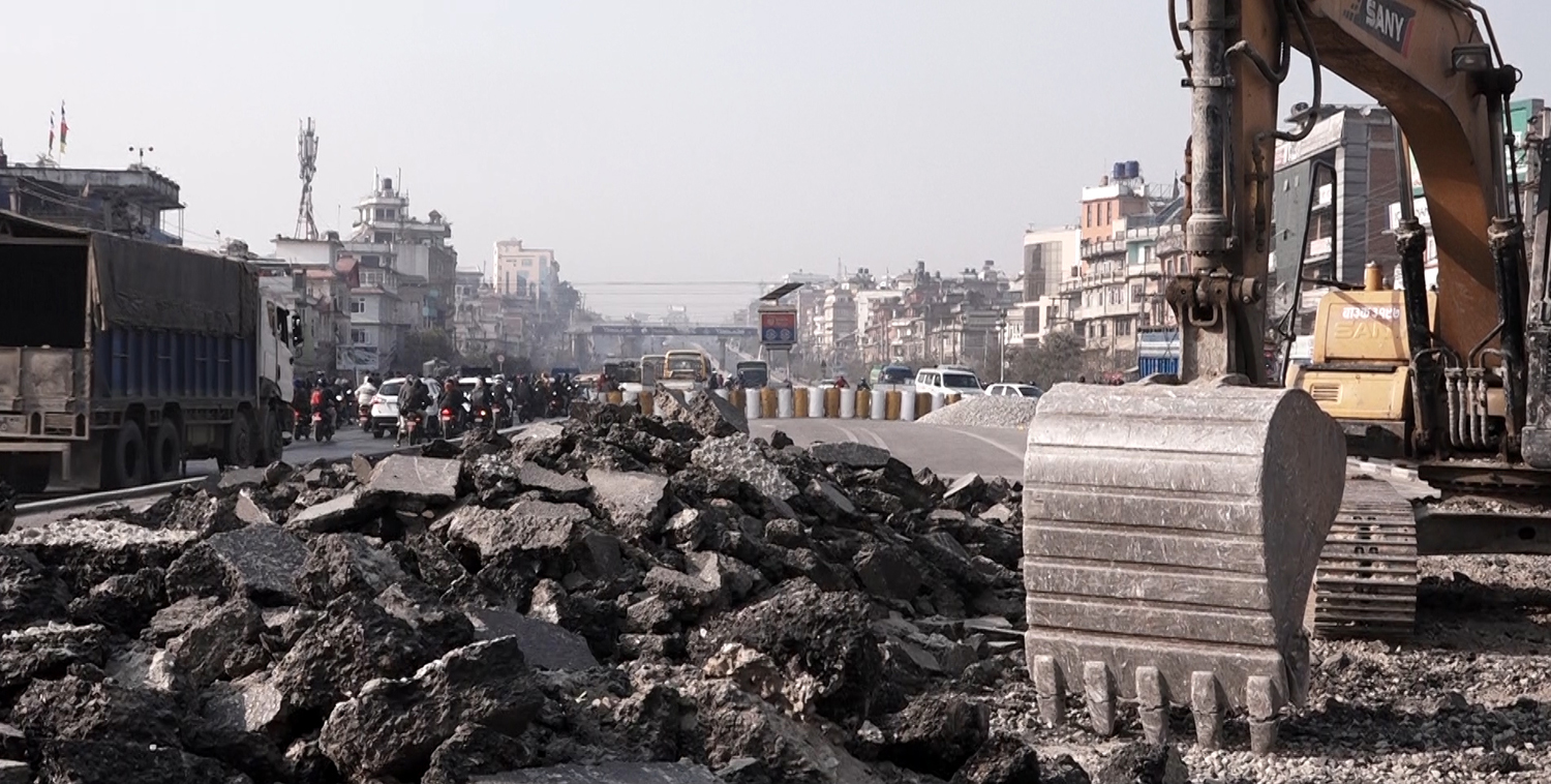 ग्वार्कोमा फ्लाइओभर निर्माणको काम सुरु भएसँगै बढ्यो ट्राफिक जाम (फोटो फिचर)