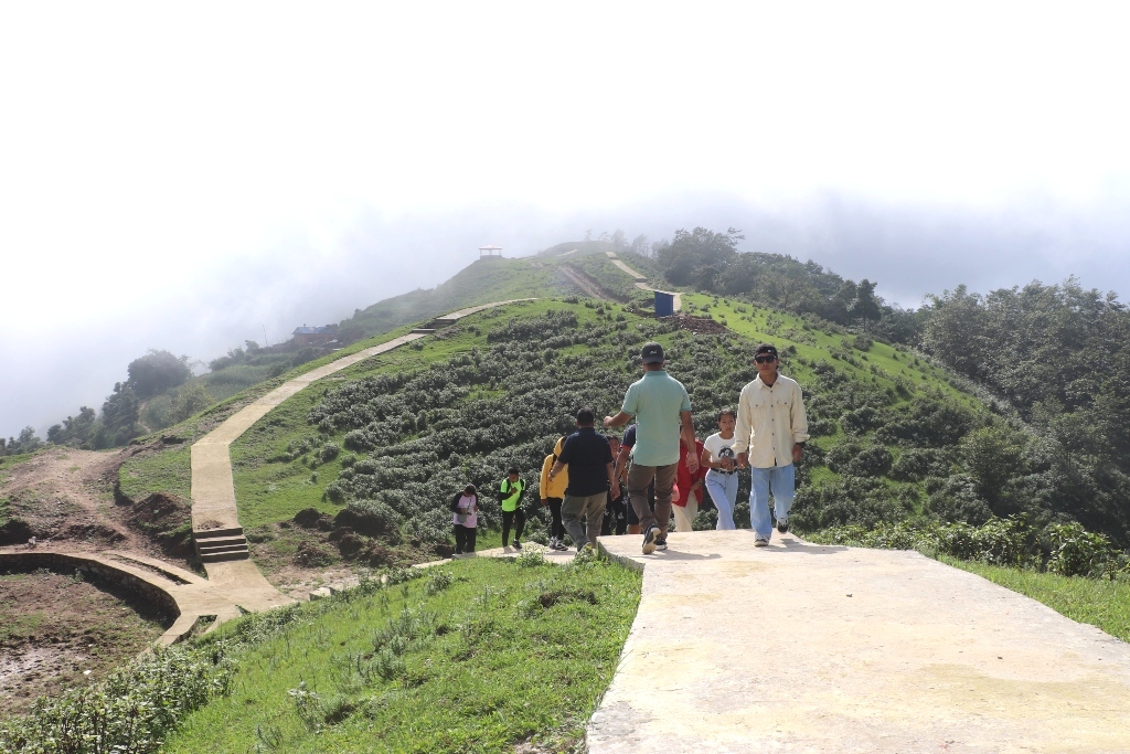 भोजपुरको हतुवागढीमा पदमार्ग निर्माण गरिँदै