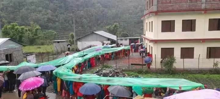 मकवानपुरमा कतै प्लास्टिक ओढेरै मतदान, कतै स्थगित