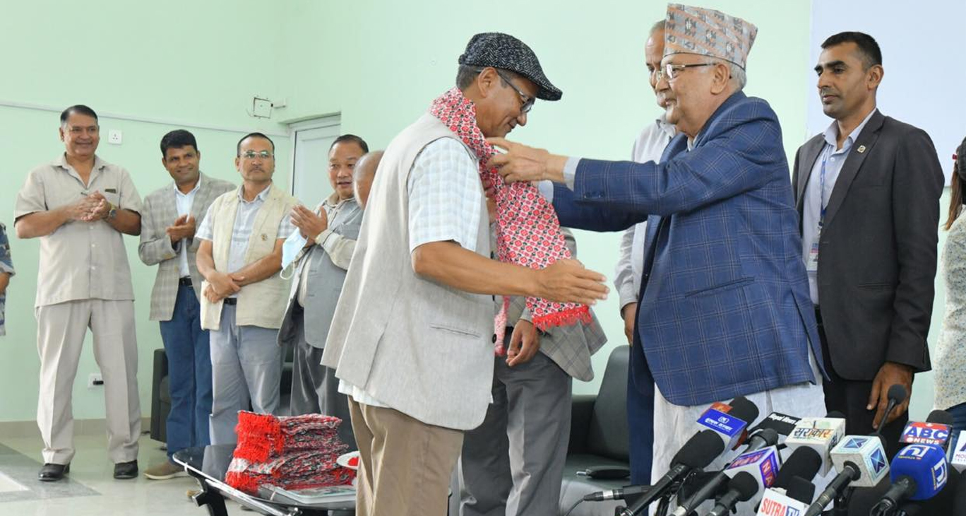 एमाले प्रवेश गरे जसपा केन्द्रीय कार्यकारिणी सदस्य राई, ओलीले गरे स्वागत