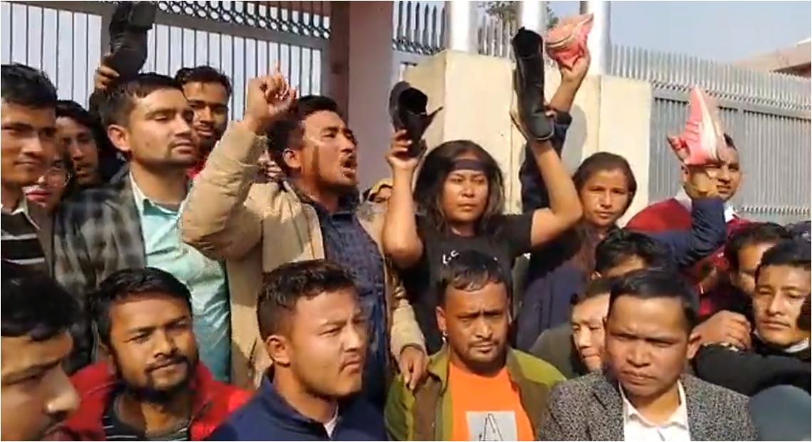 नारायणहिटीअघि विद्यार्थीले हाने 'प्रतिगमन'लाई जुत्ता