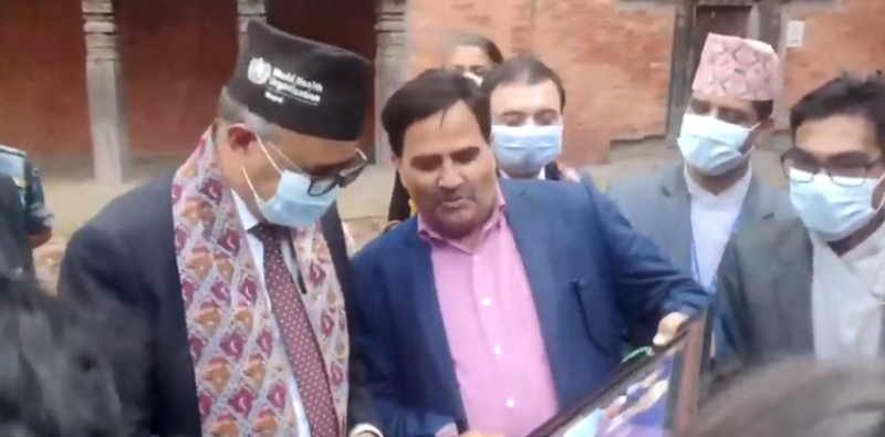 आफूले गाईजात्रेमा क्यारिकेचरकाे पात्र बनाएका डब्लूएचओका महानिर्देशक टेड्रोसलाई भेटे मनोज गजुरेलले 
