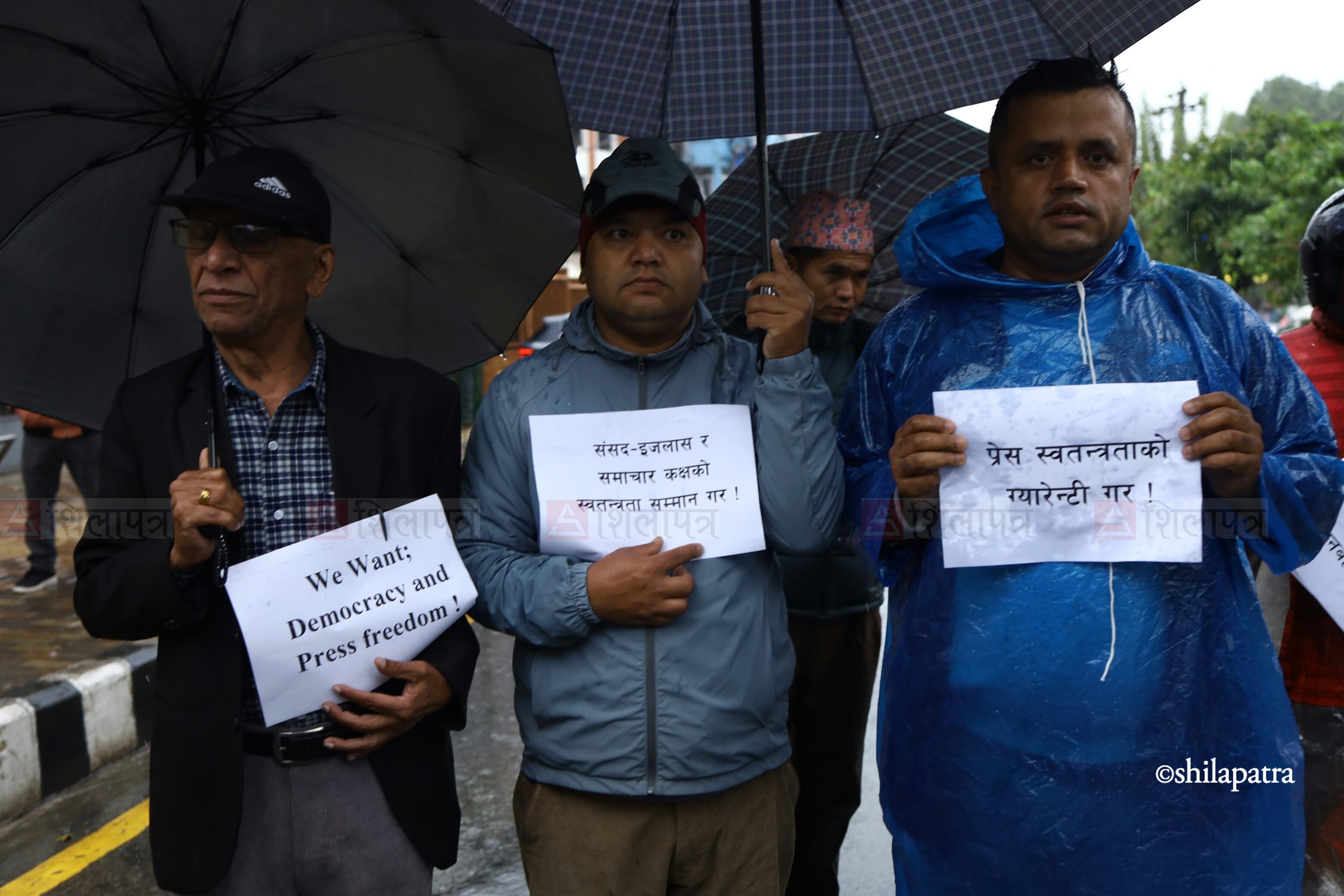 journalist-at-maitighar-(4)-1793424400.jpeg