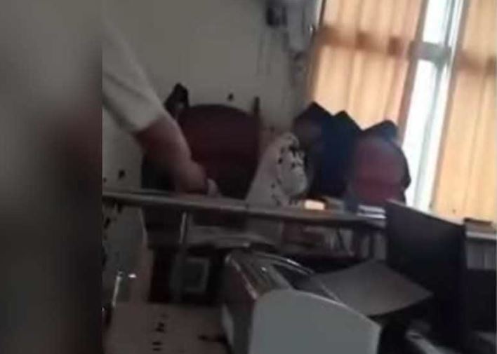 न्यायाधीश थारुलाई इजलासमै मोसो दल्ने नेकपा बहुमतका तीन जना कार्यकर्ता पक्राउ