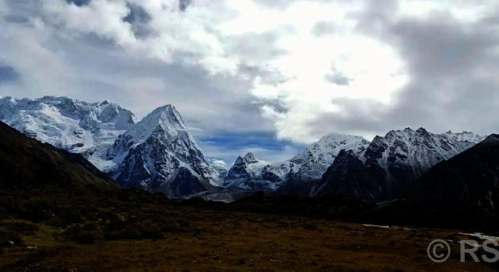 कञ्चनजंघाको काखमा चौँरी रमाउँदा ...